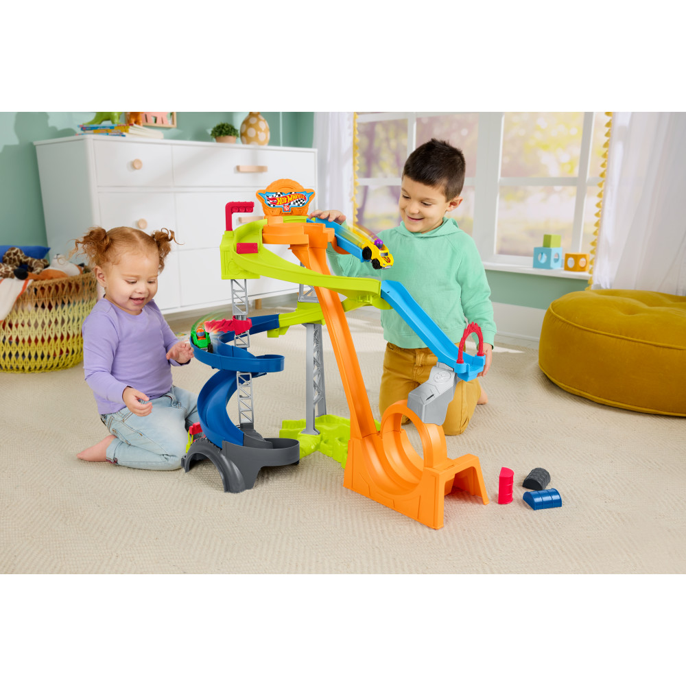 MUÑECA LITTLE PEOPLE HWB37 HOT WHEELSS WHEELIES PISTA CARRERAS Y CHOQUES - 2
